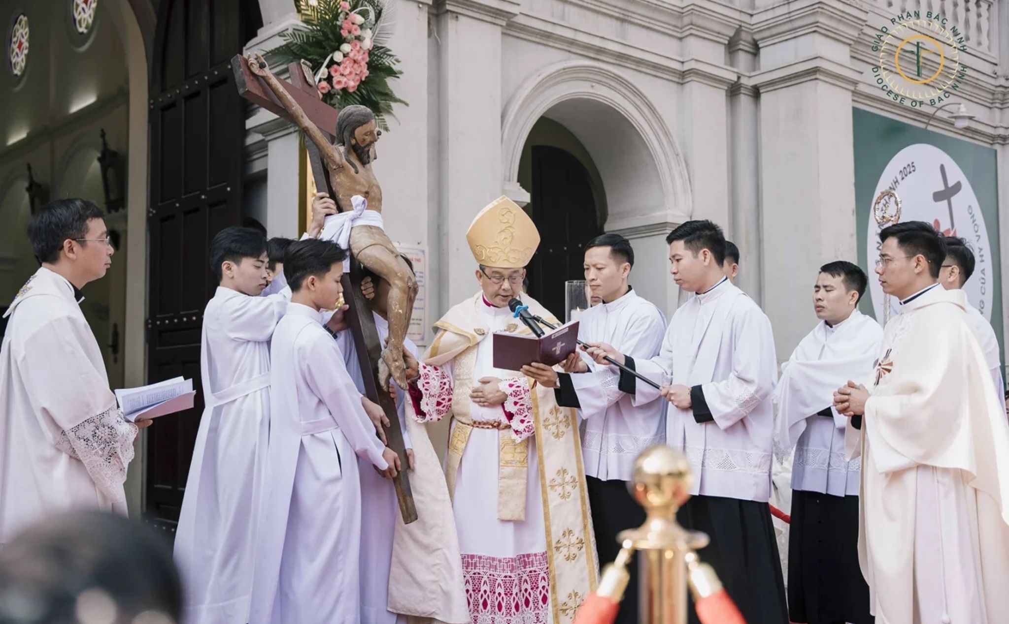 Giáo phận Bắc Ninh: Rước "cây thánh giá lịch sử" về nhà thờ Chính Tòa khai mạc Năm thánh - Ảnh: Giaophanbacninh.org