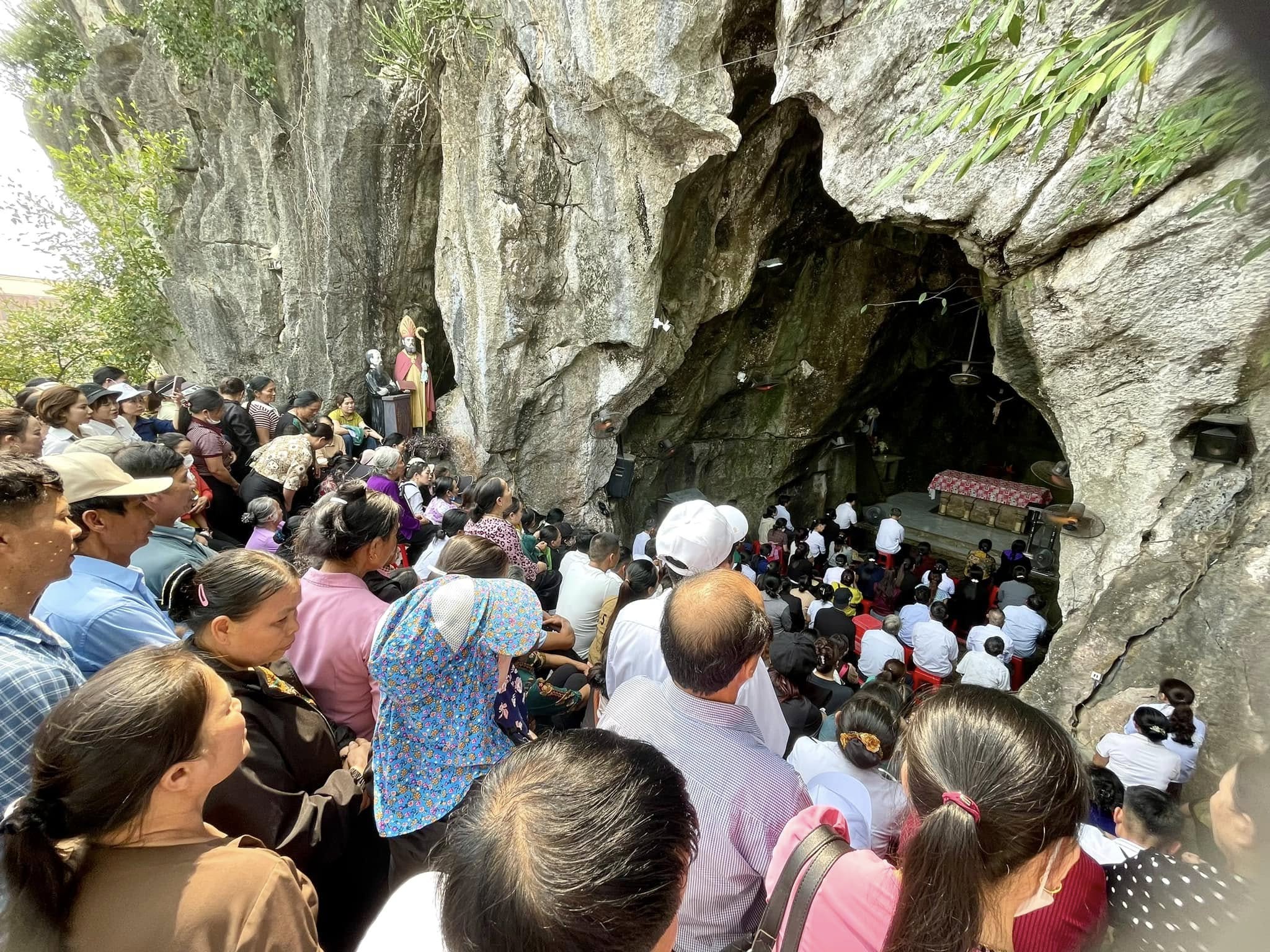 Hành Hương Giáo Xứ Bảo Nham: Đức Tin Rực Cháy Dưới Nắng Hè