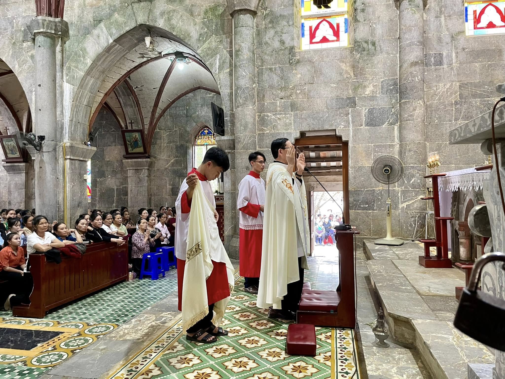 Hành Hương Giáo Xứ Bảo Nham: Đức Tin Rực Cháy Dưới Nắng Hè