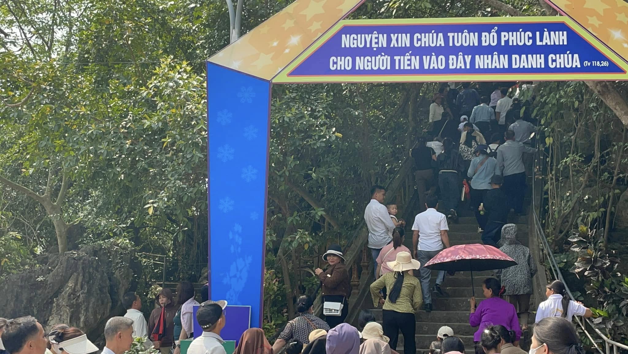 Hành Hương Giáo Xứ Bảo Nham: Đức Tin Rực Cháy Dưới Nắng Hè