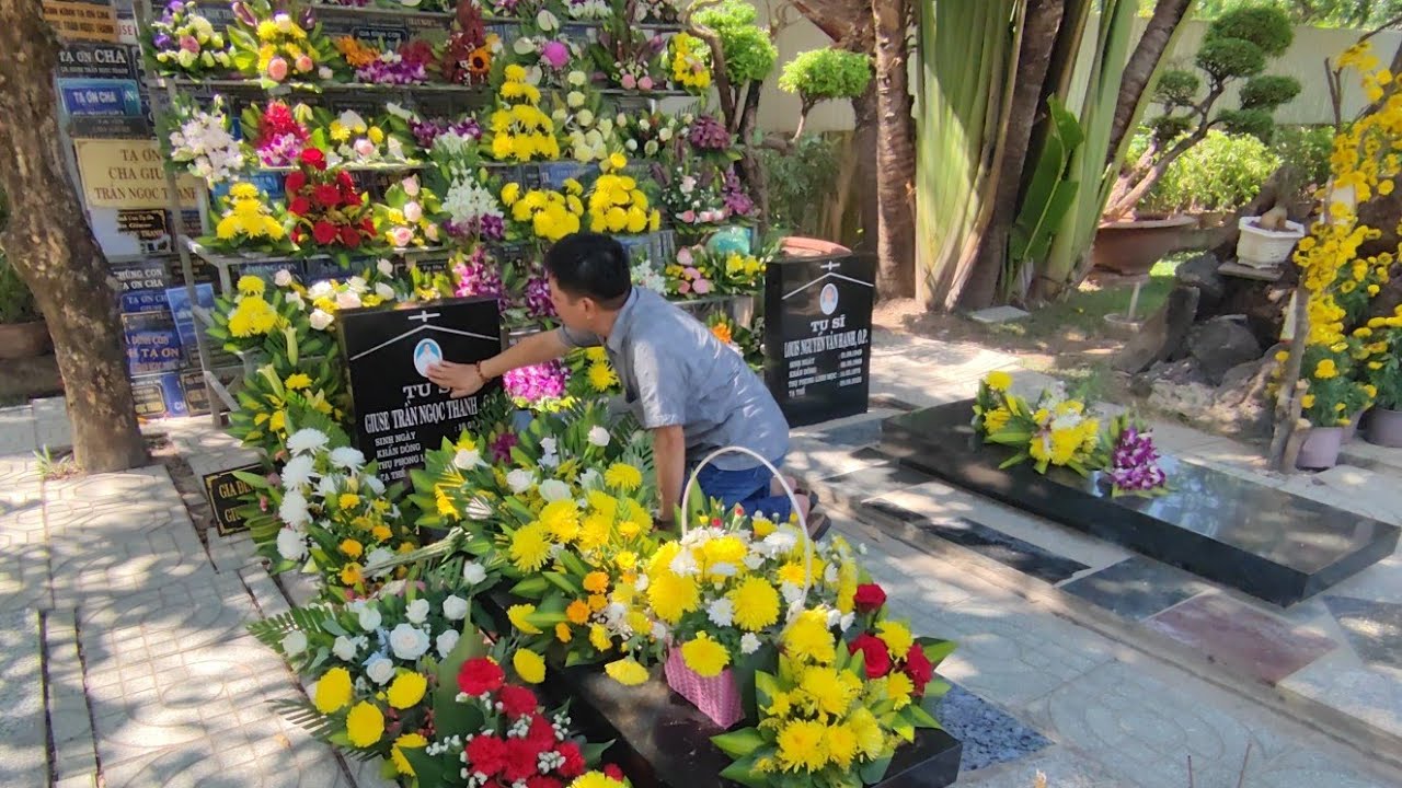 "Xin Cha cứu con tôi" - lời khẩn cầu của 1 cán bộ trước mộ linh mục Giuse Trần Ngọc Thanh