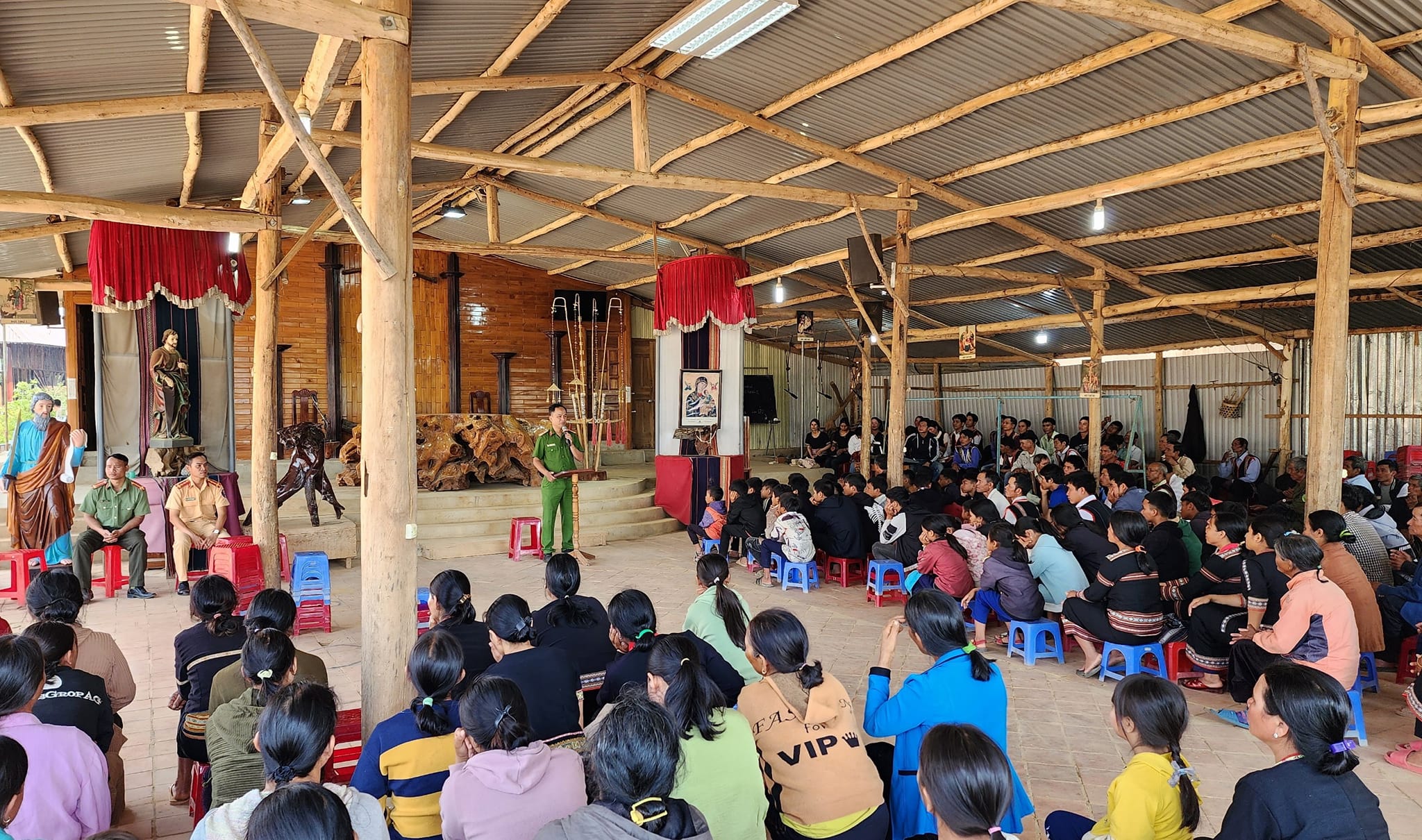 Giáo xứ Phú Yên Hra'cho' Công an đứng trước'Cung Thánh' tuyên truyền luật ATGT ?