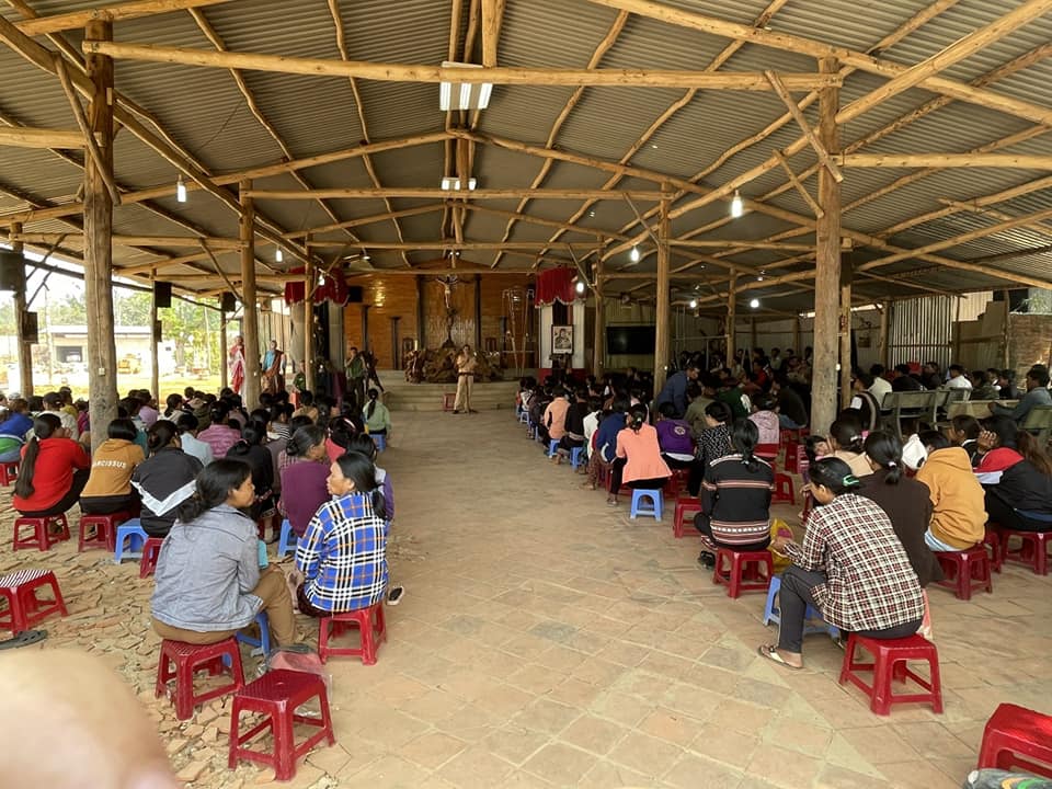 Giáo xứ Phú Yên Hra'cho' Công an đứng trước'Cung Thánh' tuyên truyền luật ATGT ?