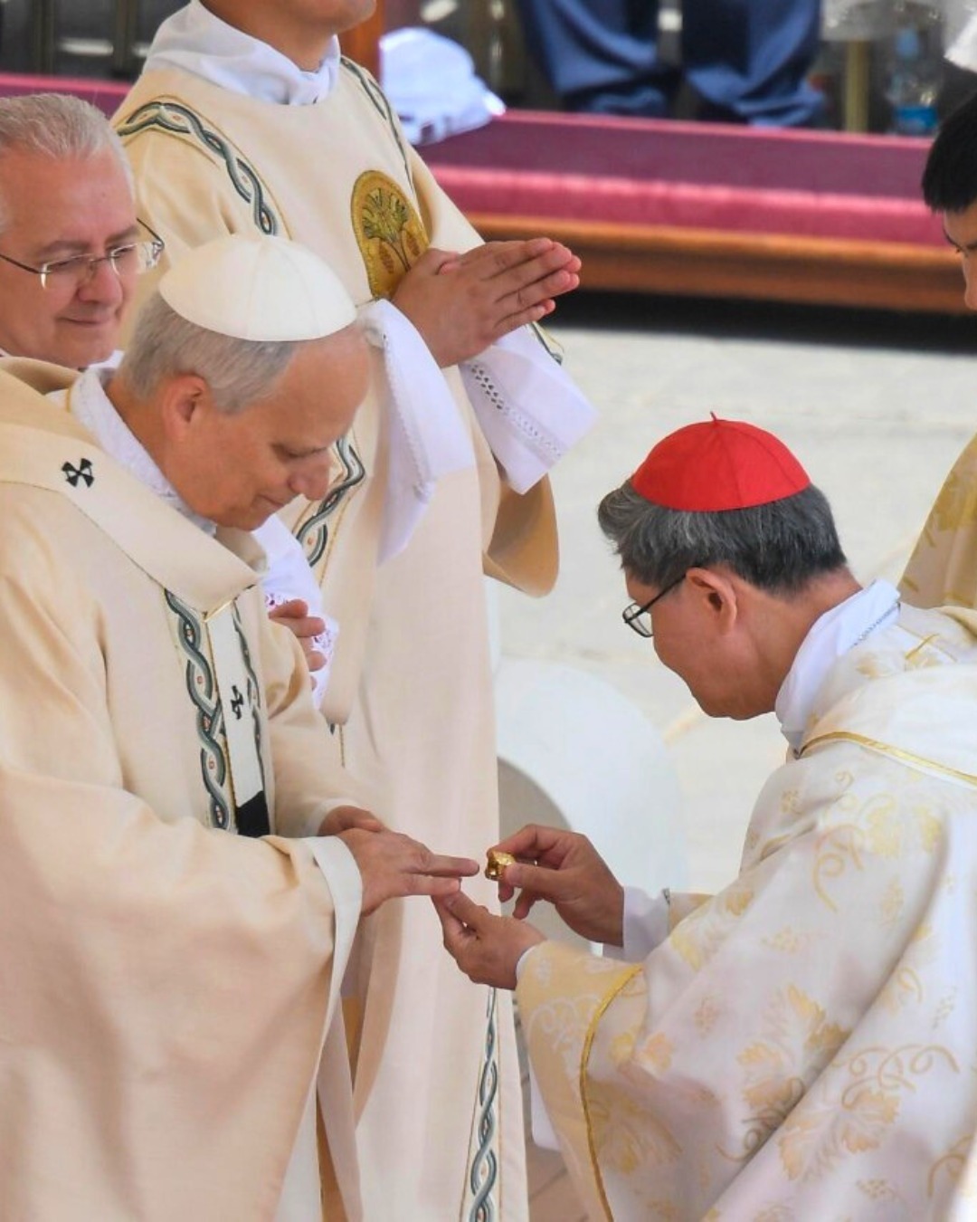 Đức Giáo hoàng Leo XIV nhận chiếc Nhẫn Ngư Phủ từ Đức Hồng y Luis Antonio Tagle - Tổng Trưởng Bộ Truyền Giáo, trong Thánh lễ nhậm chức của Ngài tại Quảng trường Thánh Phêrô vào Chủ nhật, 18 tháng 5.