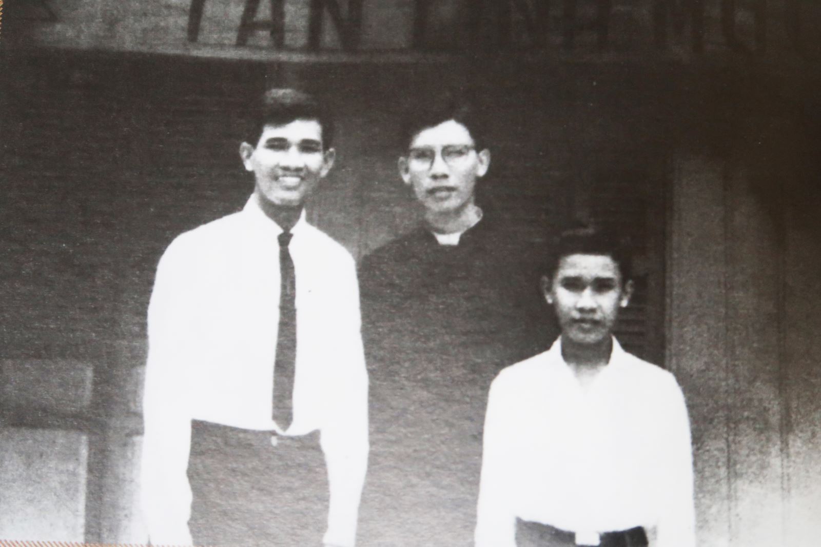 Tân linh mục GB Phạm Minh Mẫn và hai em trước của nhà năm 1965