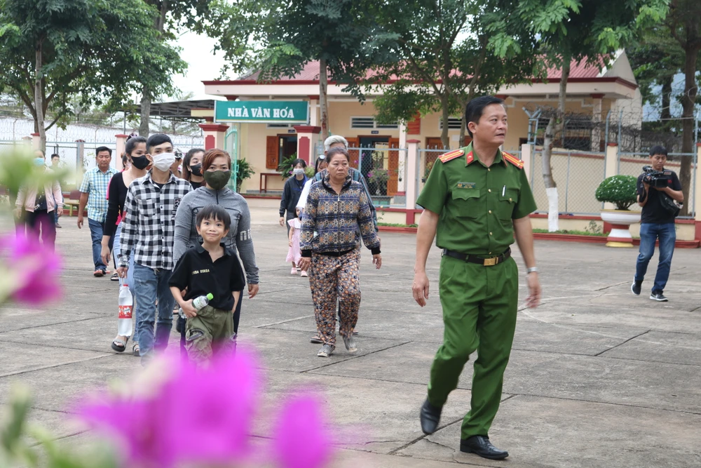 Tử tù lật ngược số phận nhờ Cây Thánh Giá Cha xứ đưa trong trại giam