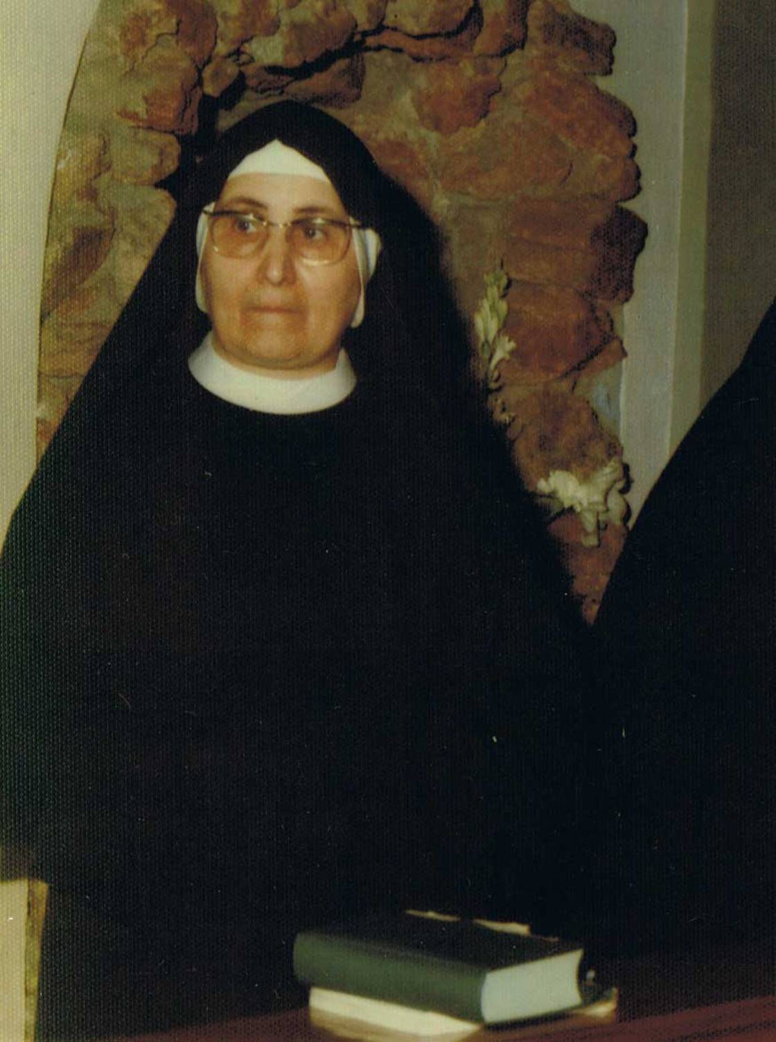 NỮ TU THẦN BÍ CRISTINA MONTELLA