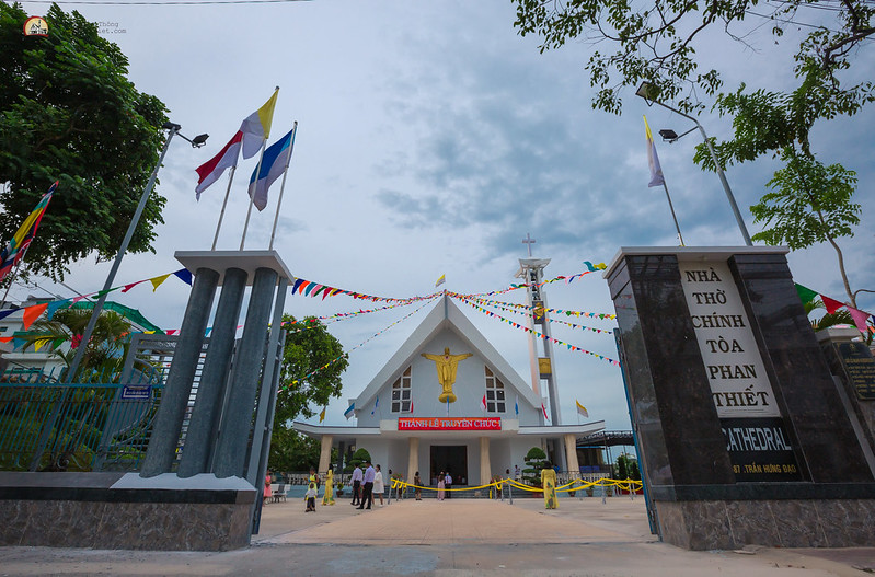 Thanh niên ngoại đạo ở Phan Thiết'tắm' tượng Đức Mẹ bằng rượu và cái kết không ngờ