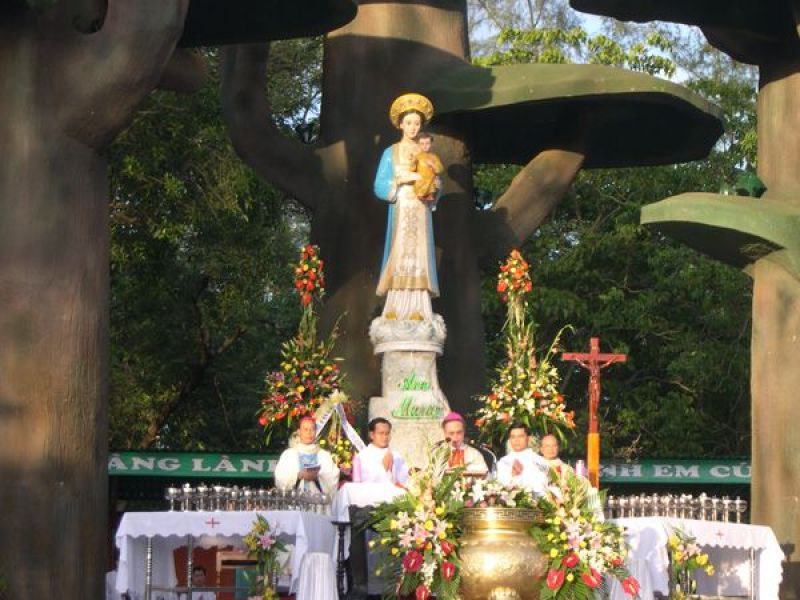 9 thành viên trong 1 gia đình đều là Phật tử đã theo đạo Công Giáo nhờ ơn Đức Mẹ La Vang