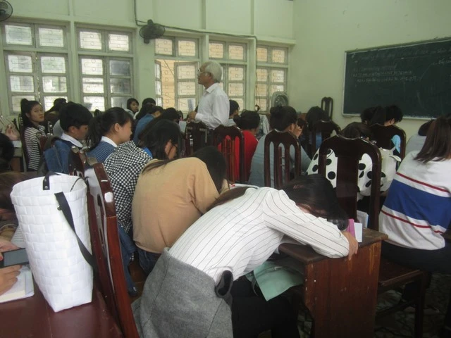1 giáo sư Việt Nam xúc phạm Chúa ngay trong lớp học