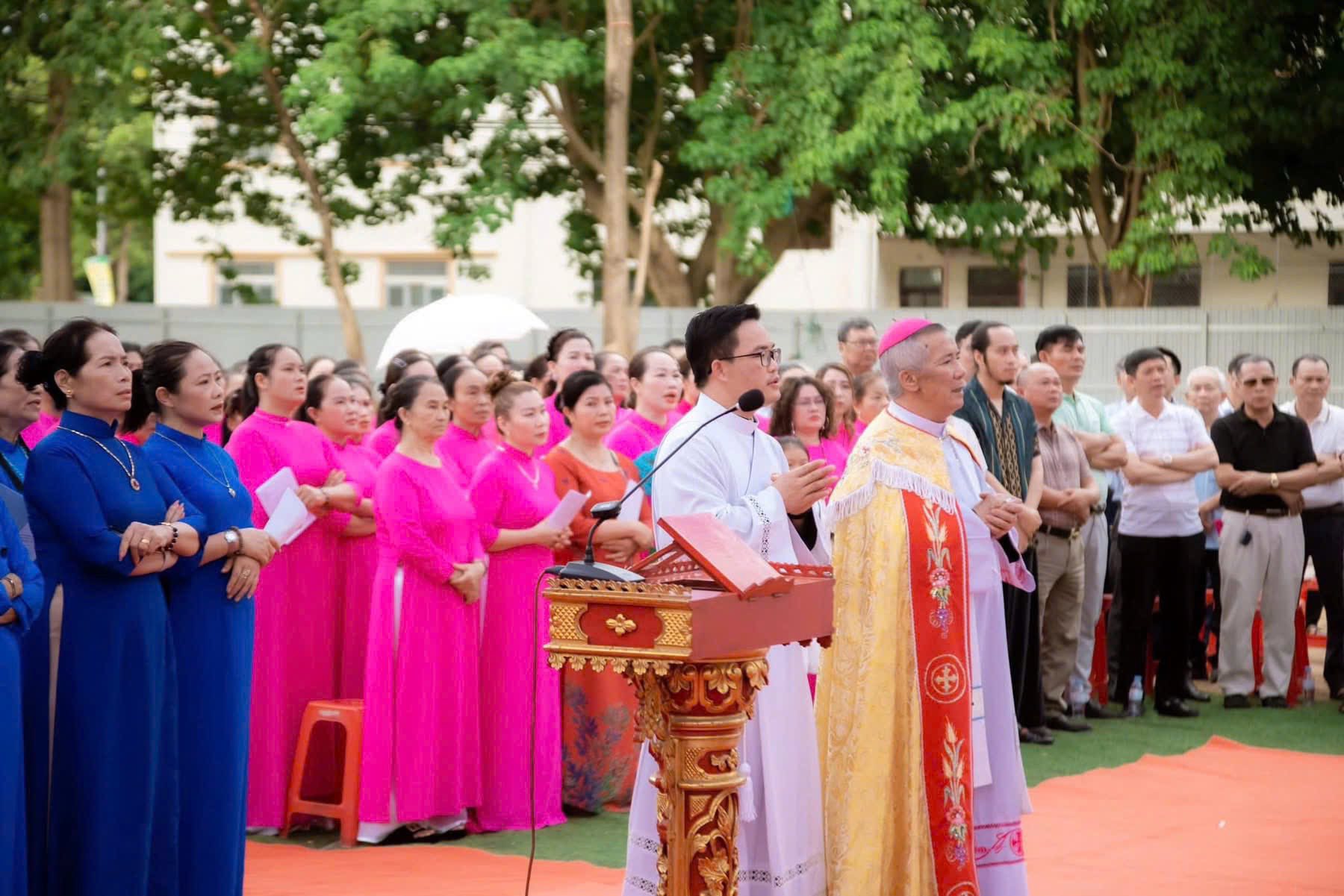Đức cha Anphong Nguyễn Hữu Long
