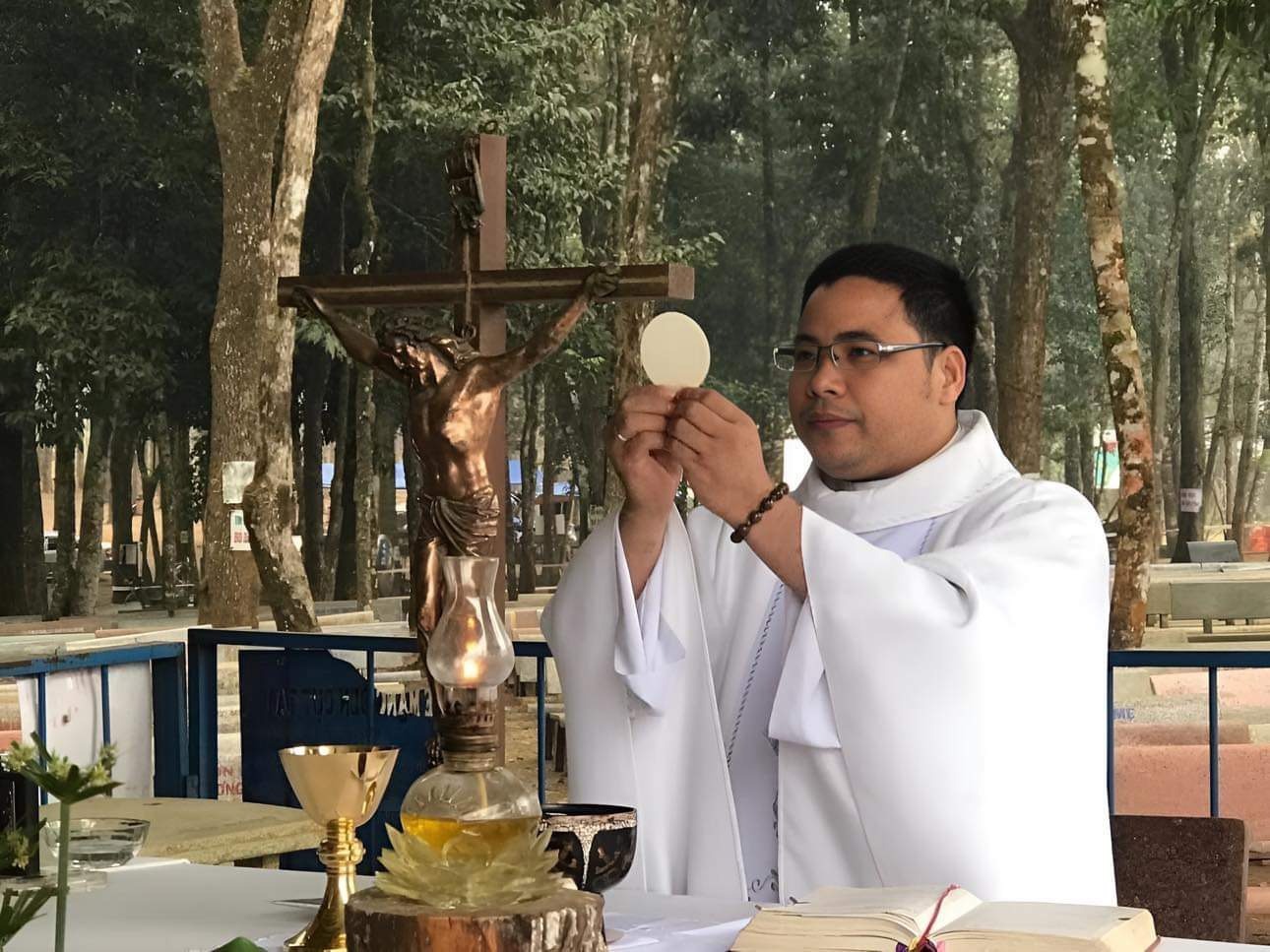 Đức cha Anphong Nguyễn Hữu Long'giải độc' cho Lm Antôn Đặng Hữu Nam