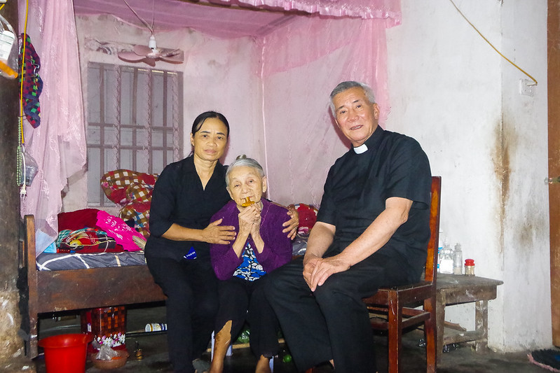 Đức cha Anphong Nguyễn Hữu Long "mang vào mình mùi chiên"