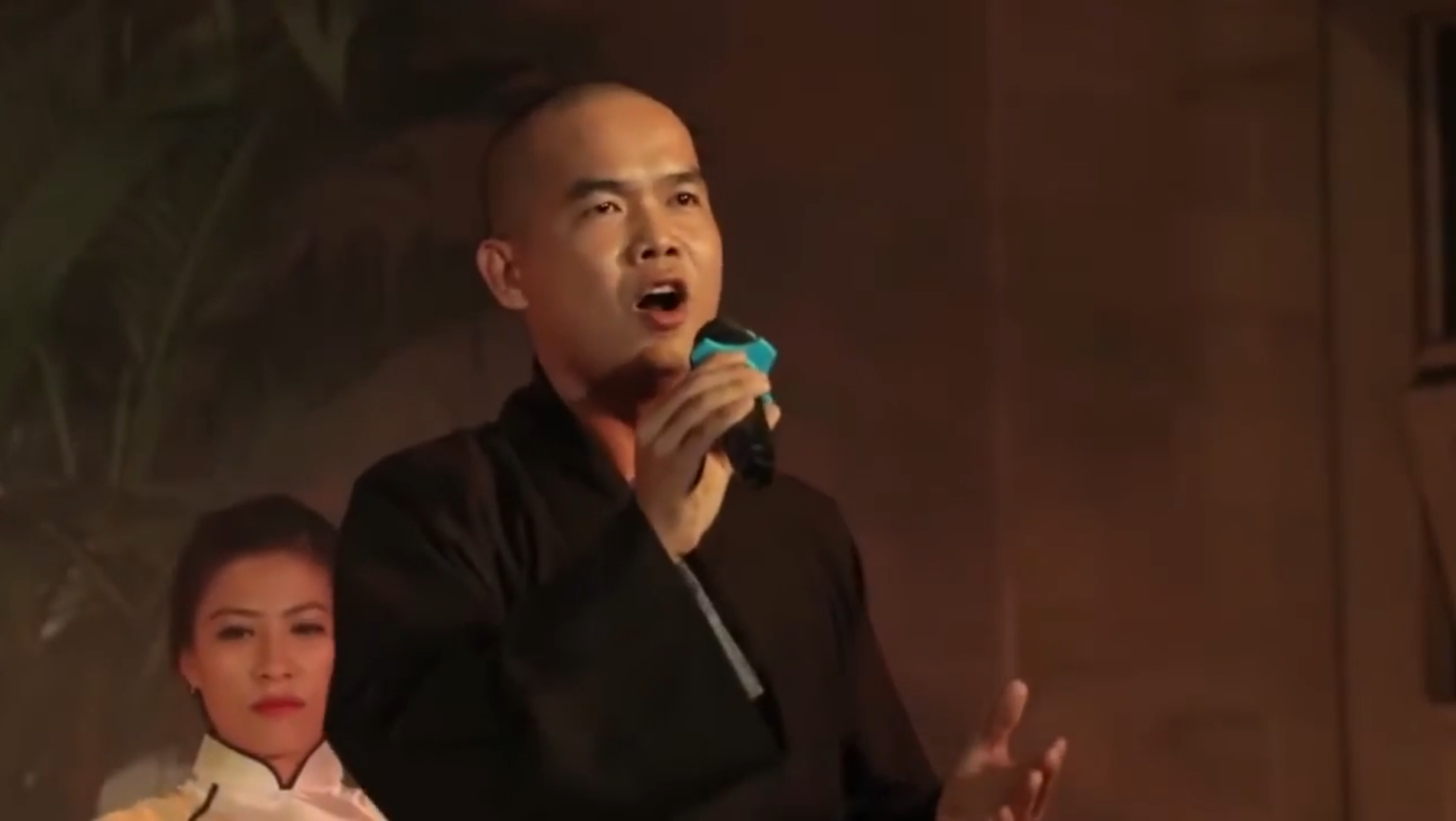 Bài Thánh ca Công giáo được 1 Sư thầy thể hiện trên sân khấu