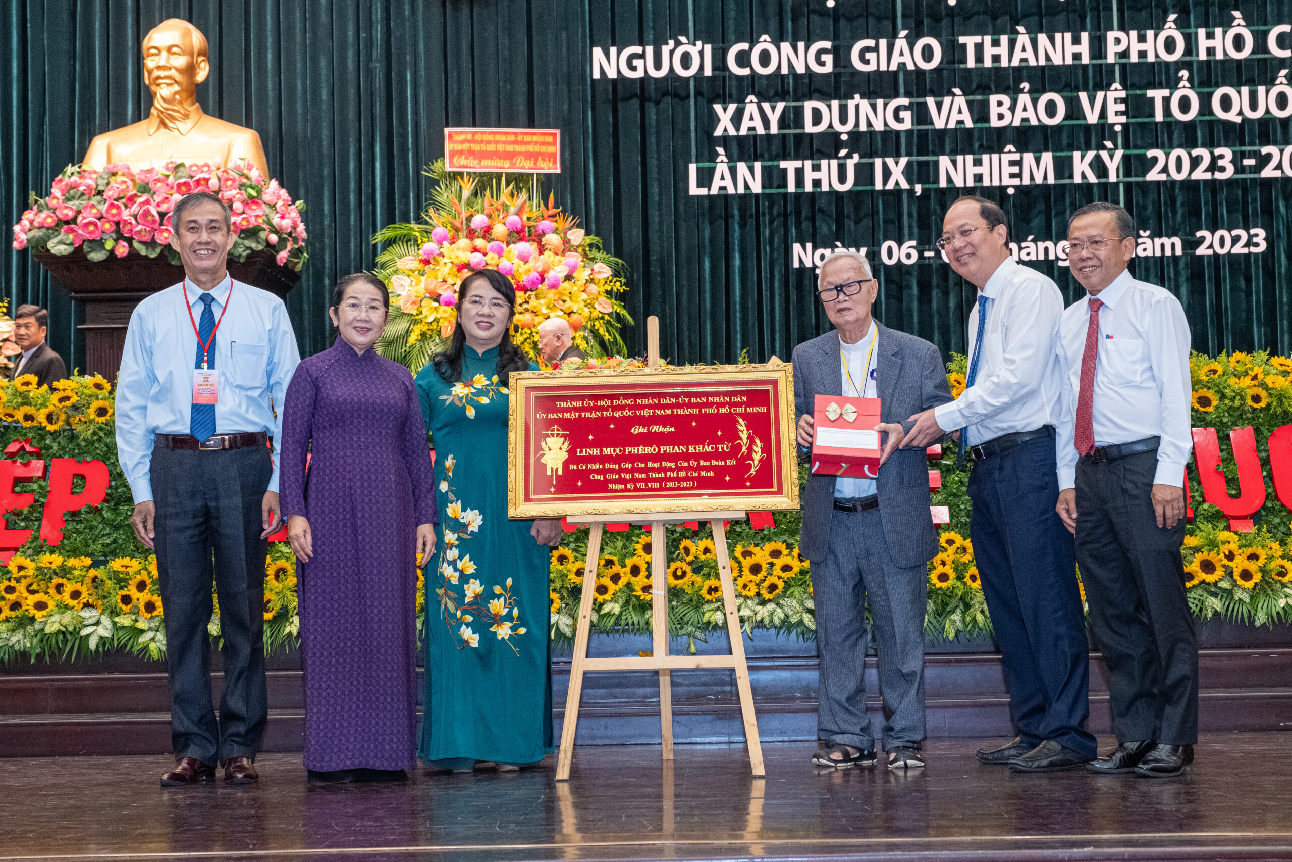 Cha Phêrô Phan Khắc Từ nhận bằng tri ân với vai trò Chủ tịch danh dự UBĐK Công giáo Việt Nam TPHCM