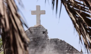 Nhà thờ Thánh Gia ở Gaza City bị hư hại sau khi trúng đạn pháo từ xe tăng Israel hôm 17/7. Ảnh: AFP