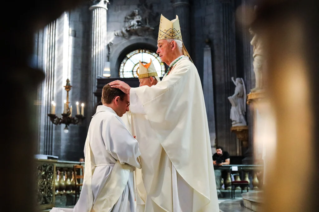 Lễ truyền chức linh mục tại nhà thờ Saint-Sulpice ở Paris, Pháp, tháng 6/2023. Ảnh: AFP