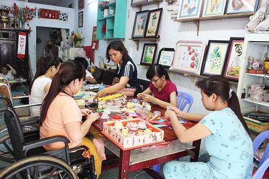 Nghề xoắn giấy thủ công của những người có hoàn cảnh đặc biệt