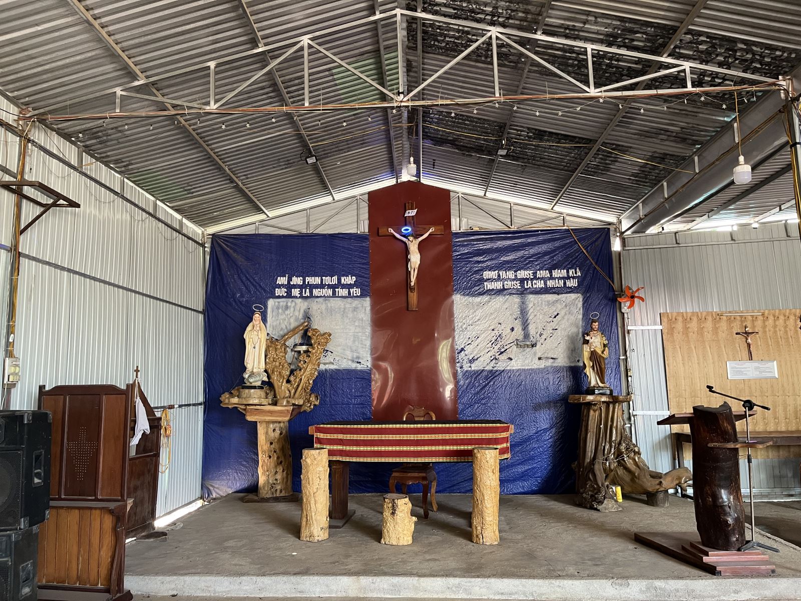 Người tân tòng Gia Rai vượt 130 cây số mang Mình Thánh Chúa cho giáo buôn