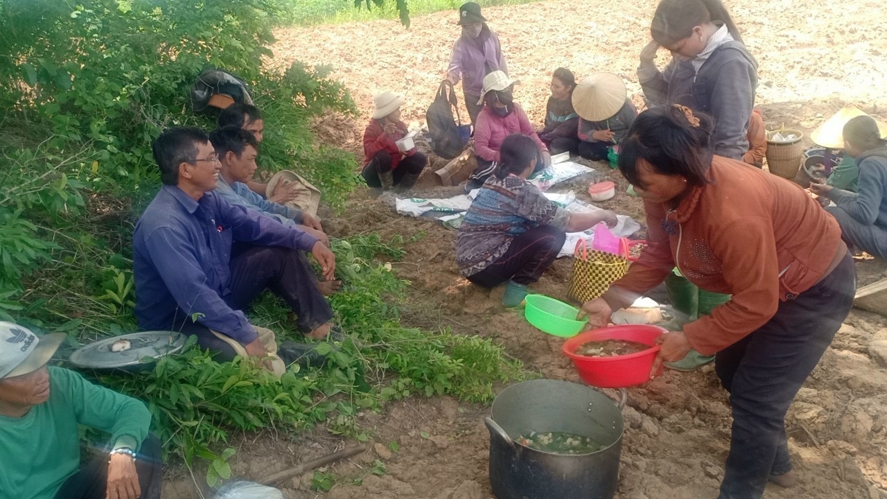Người tân tòng Gia Rai vượt 130 cây số mang Mình Thánh Chúa cho giáo buôn