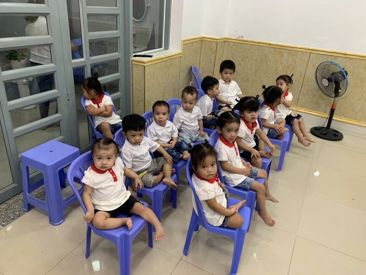 Linh mục Việt kể chuyện'bé bầu' lớp 6 gây bão mạng