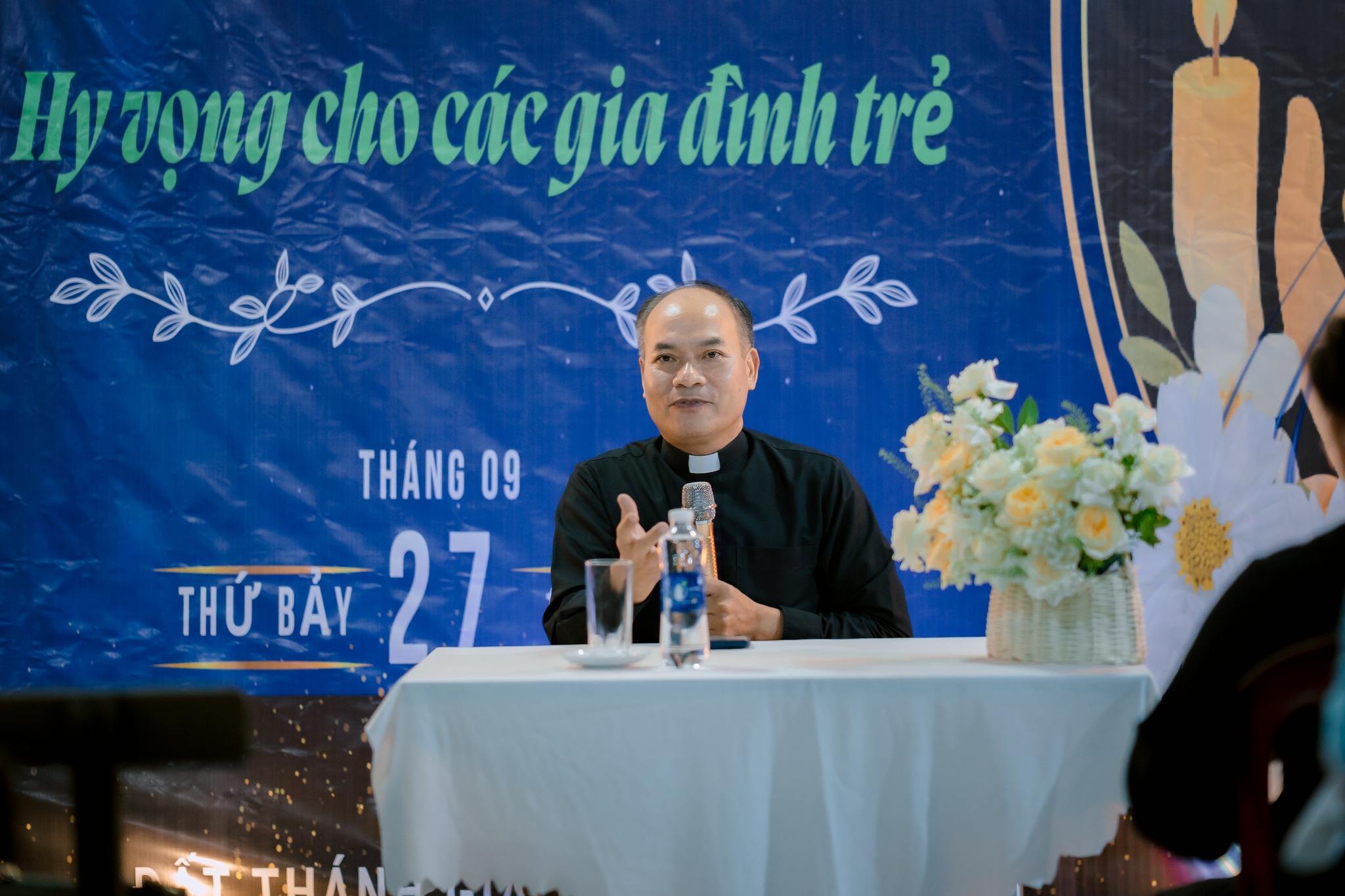 Linh mục Việt kể chuyện'bé bầu' lớp 6 gây bão mạng