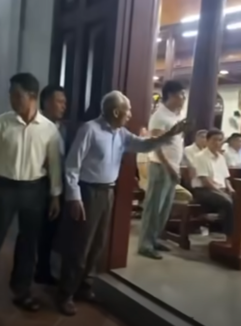 Sự thật phía sau vụ Cha xứ Thuận Nghĩa bị giáo dân phản ứng ngay trong Thánh lễ