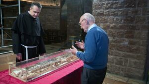 Kính viếng di hài thánh Phanxicô Assisi sau 800 năm