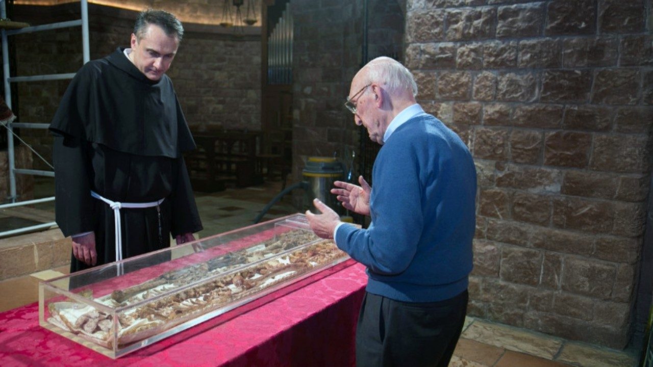 Kính viếng di hài thánh Phanxicô Assisi sau 800 năm