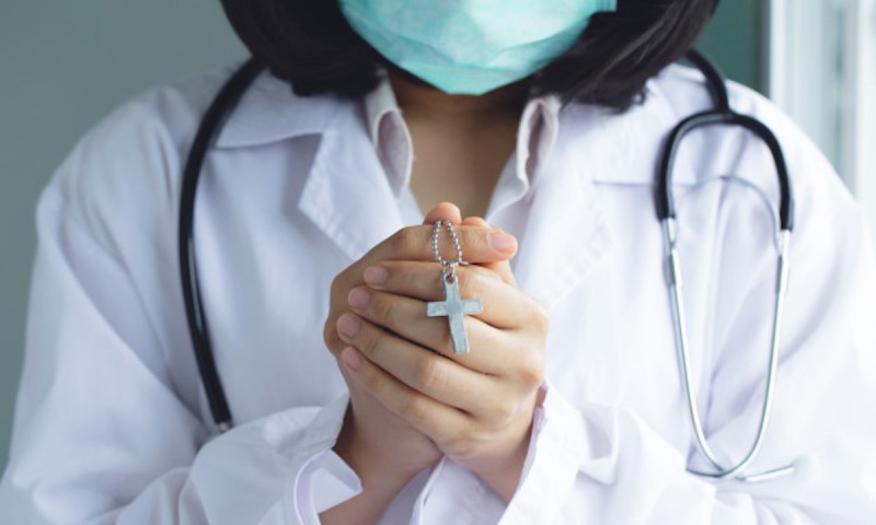 Là bác sĩ Công giáo, tôi có được phép nói dối bệnh nhân về hiện trạng sức khỏe của họ?