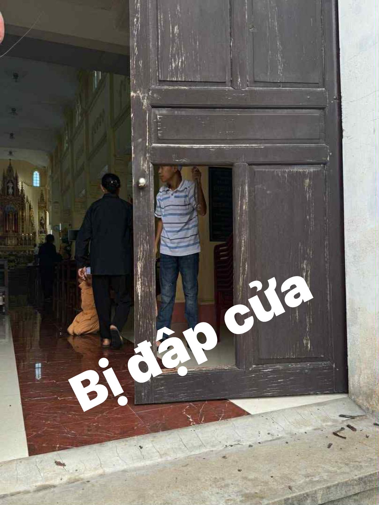 Giáo Xứ Vũ Điện - TGP Hà Nội bị kẻ lạ đập phá