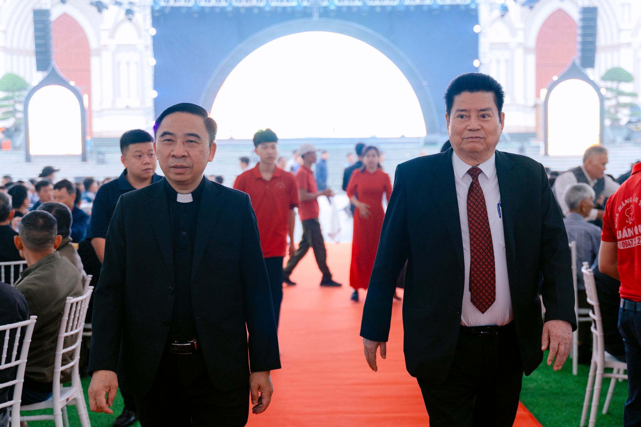 Linh mục Tôma Aquinô Nguyễn Bá Khuê (trái) và ông Nguyễn Xuân Thành (phải)
