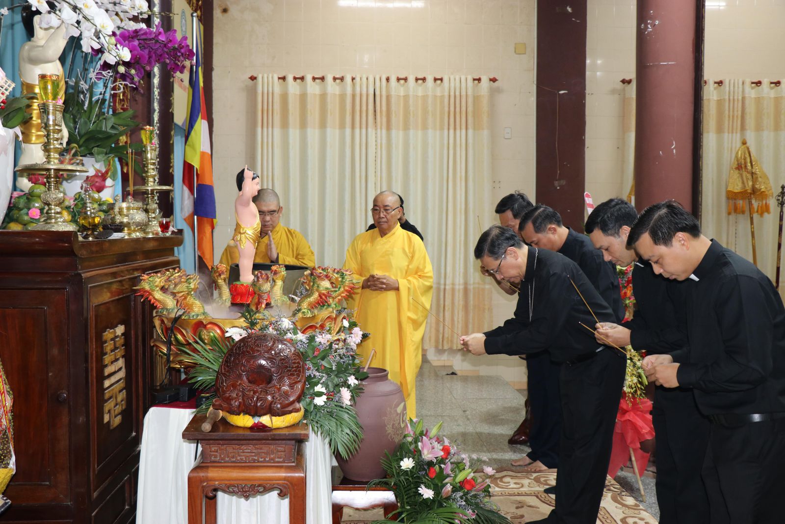 Giám Mục Bái Hương và Tắm Phật - Đúng hay Sai