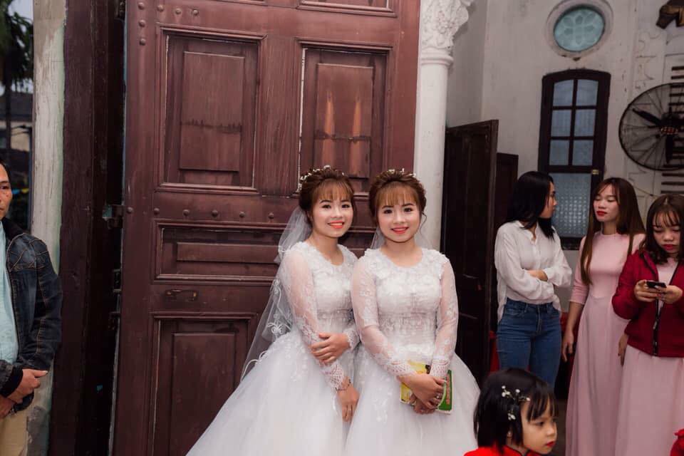 2 chị em Công giáo sinh đôi học cùng trường, lấy chồng cùng một ngày