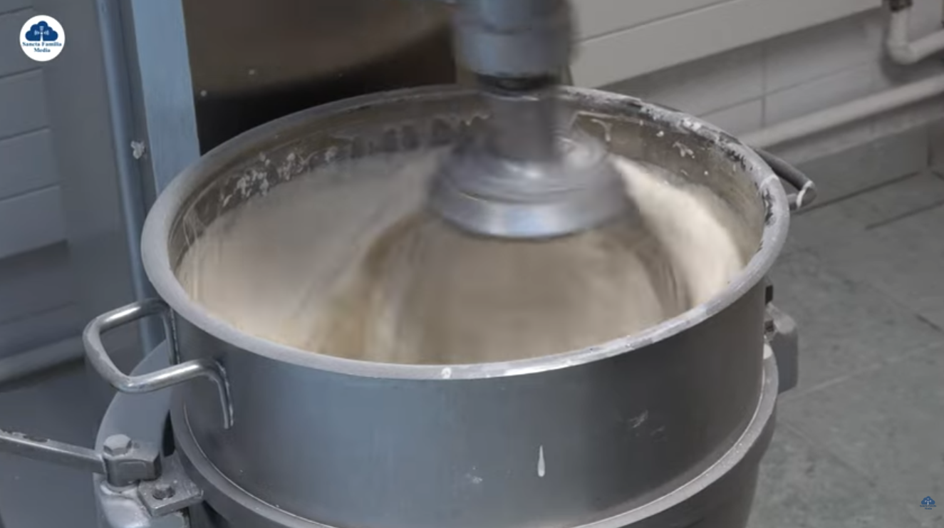 Video tiết lộ cách làm “Bánh Mình Thánh” hấp dẫn bạn nên xem qua một lần