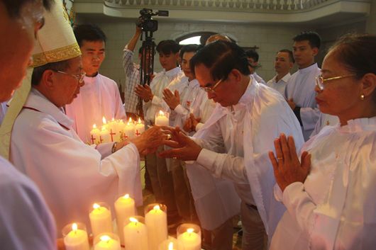 13 người trong gia đình cùng chịu phép Rửa Tội trong 1 ngày