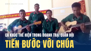 Bài hát 'Tiến Bước với Chúa' được hát đồng ca trong doanh trại quân đội