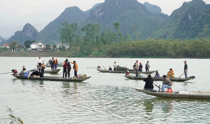 Lật thuyền 7 người ở GP Hà Tĩnh, 2 người t-ử vong, 2 người mất tích
