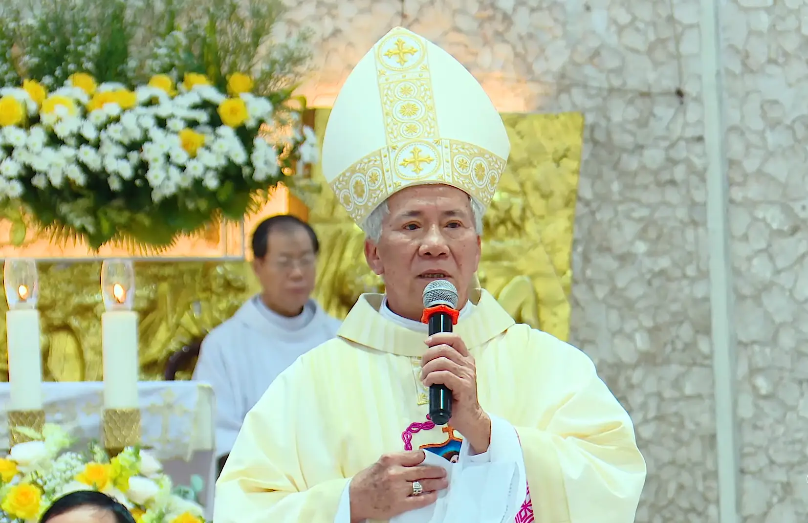 Đức cha Anphongsô Nguyễn Hữu Long