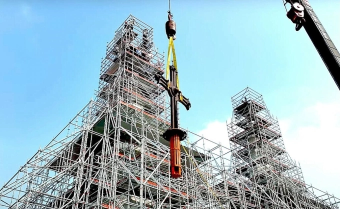 Đưa hai Thánh giá 400 kg mạ vàng lên đỉnh Nhà thờ Đức Bà