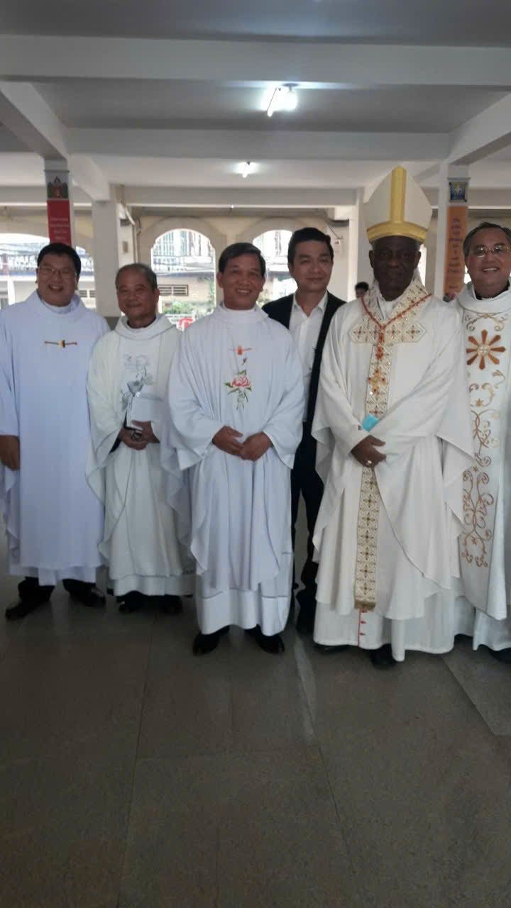 Lm. Trần Văn Quỳnh, cạnh ĐHY Turson, Nguyên Tổng trường Thánh bộ Công lý và Hoà bình. Xem hình thì thấy Lm. Quỳnh thích chen vào chụp hình bên vị hồng y. Đội hình người ta có sẵn, ông chen ngang để lấy hình cạnh ĐHY.