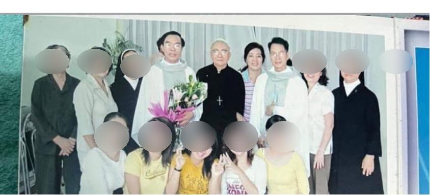 Đức cha Nguyễn Bình Tĩnh (giữa), cha Duy Kim (phải) và Lm. Vũ Minh Hùng (trái) trong ngày tạ ơn của Lm này sau khi chịu chức bất hợp pháp.