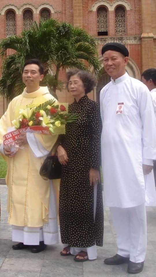 Cha theo Đạo Cao Đài, Mẹ theo Đạo Phật nhưng con làm Linh Mục