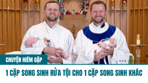 2 Linh mục song sinh Rửa tội cho 2 em bé song sinh