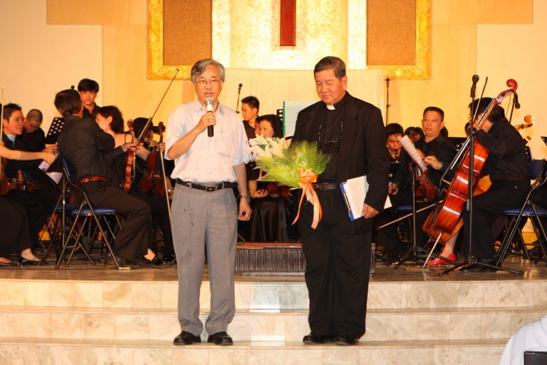 Nhạc sĩ Hoàng Cương với MC – LM Yuse Tiến Lộc giao lưu trong chương trình Giai điệu vĩnh hằng tại nhà thờ Đa Minh – Ba Chuông, năm 2008. Ảnh: Tư liệu