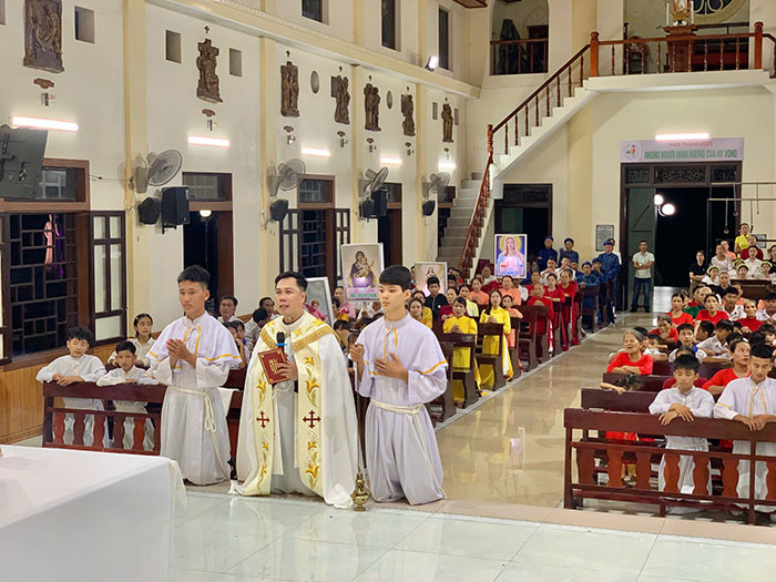 Vì sao người Công giáo quỳ gối trong Thánh lễ?