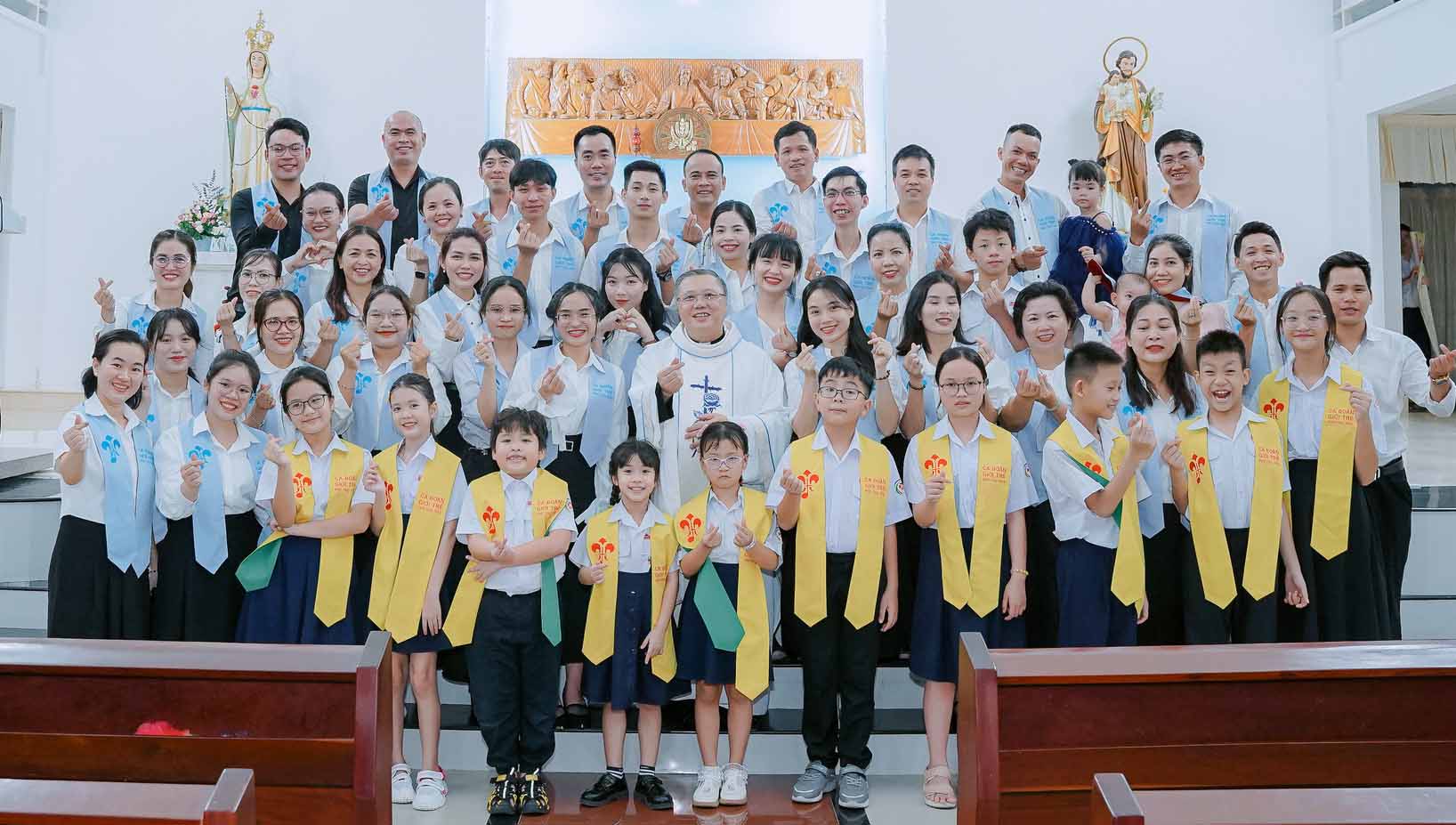Ca đoàn cần chấm dứt đeo dây 'stola' như Linh mục