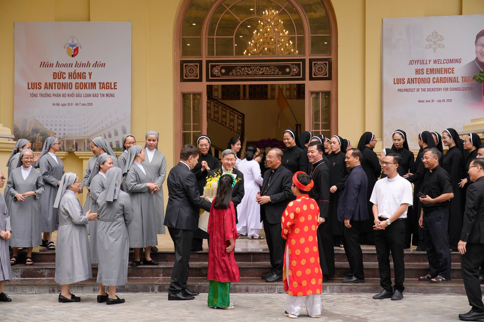 Đức Hồng y Luis Antonio G. Tagle đã đến Việt Nam