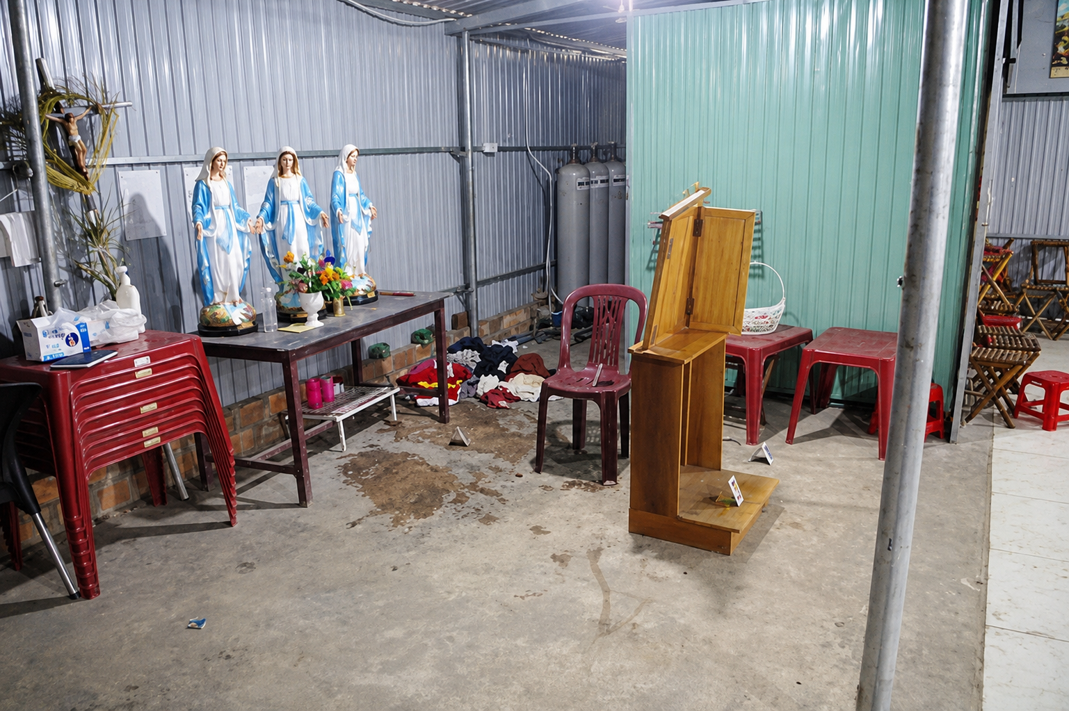Chạm vào vệt máu nơi cha Thanh OP ngã xuống, 1 thanh niên khỏi bệnh sau 1 năm bế tắc